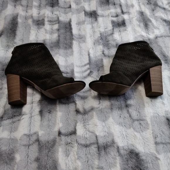 Report Footwear Finna Perforated Peep Toe - Picture 3 of 6